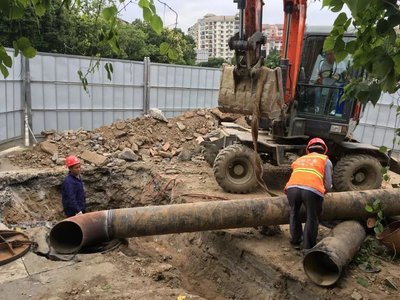绵阳东方红大桥应急供水管道铺设顺利推进，预计未来几天恢复正常供水